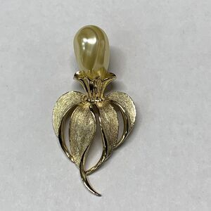 Vintage Sarah Coventry Signed “Fantasy” Large Faux Pearl Flower Brooch Pin